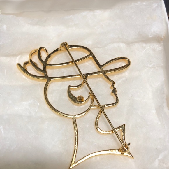 Lady with hat pin - Picture 3 of 4